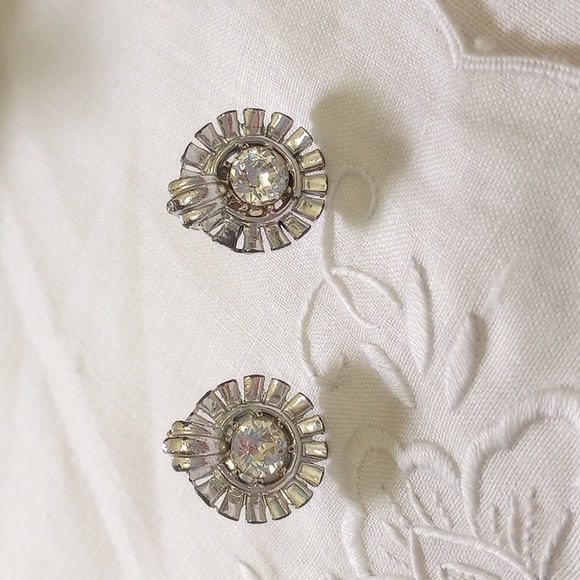 Vintage Starburst button design w large faceted rhinestone screwback earrings - Picture 3 of 11
